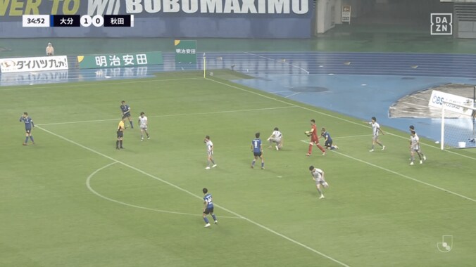 「絶対PK」「逆にシミュレーションに見える」J2リーグで物議を醸す判定！ 解説者も困惑した“微妙すぎる接触”の一部始終「VAR導入しませんか」 3枚目