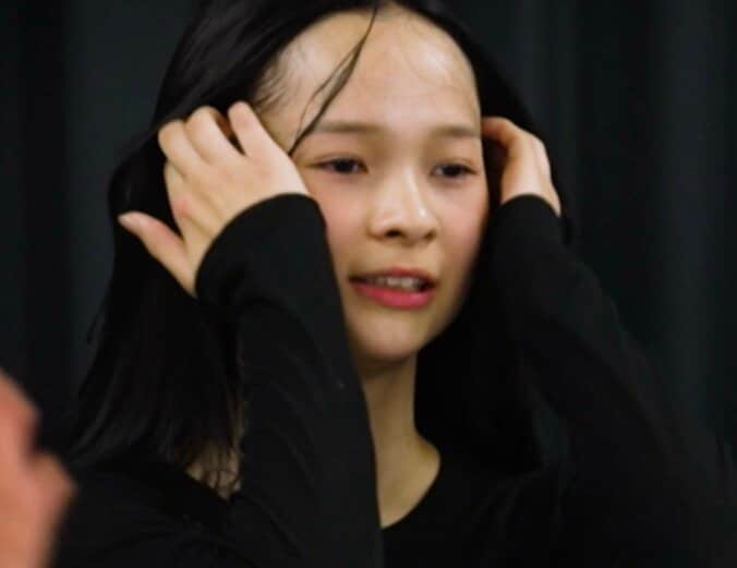 【写真・画像】「何等身？」「体のラインが綺麗」18歳のバイリンガル候補者、美しすぎる顔立ちと抜群のスタイルに衝撃　1枚目