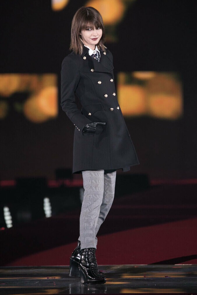 広瀬アリス＆すず姉妹の”イチャイチャ”に大歓声！ 初の幕張開催に3万1000人集結 -ガールズアワード2017A/W【画像集】 21枚目