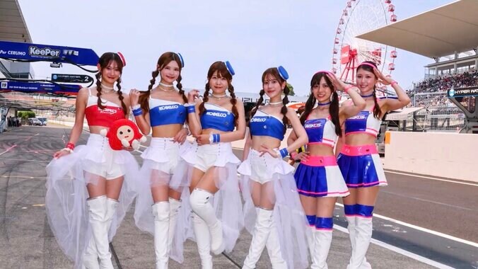 サーキット場を彩るレースクイーン