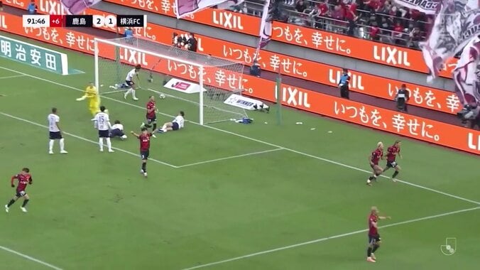 「笑わせに来るな」鈴木優磨“オフサイド判定”に見せた秀逸過ぎるリアクションが話題「最高のエンターテイナーやな」 3枚目