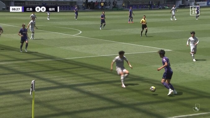 磁石かよ！足元に吸い付く驚愕の“ビタ止めトラップ”が話題「半端ない」「神トラップ」背後からのロングボールを走りながら完璧クッションでおさめた瞬間 4枚目