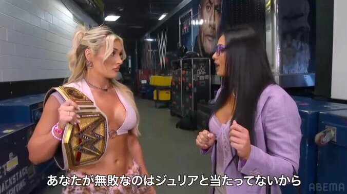 「怖すぎ」女子レスラーの背後でゆらゆら揺れる“謎の影”（写真右奥）