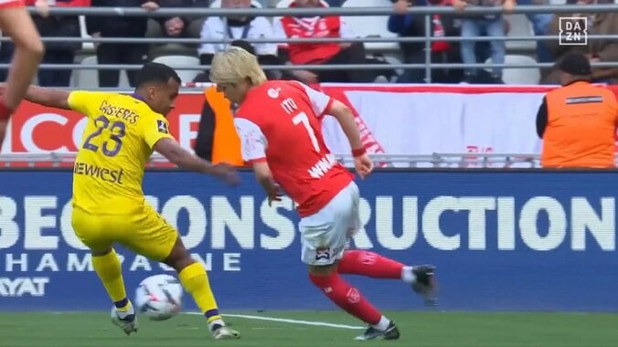 「ワールドクラス」伊東純也、圧巻個人技からの逆足弾丸ミドルにスタジアム騒然「最高の形」イナズマドリブル→超絶タッチで守備翻弄→クロスバー直撃豪快シュート炸裂 4枚目