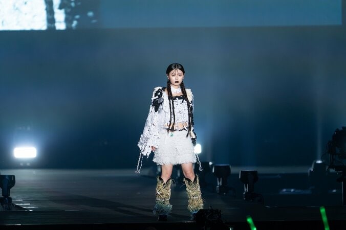 長浜広奈、衣装からチラリ覗く驚きの“ほっそり美ウエスト”