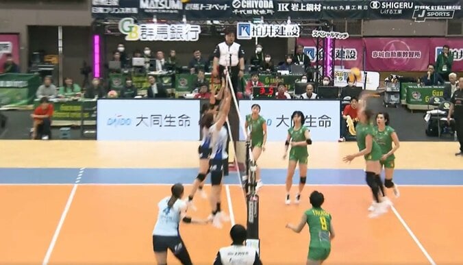 女子バレー、強烈スパイクが顔面直撃の衝撃光景 直後の神対応に安堵とほっこり 2枚目