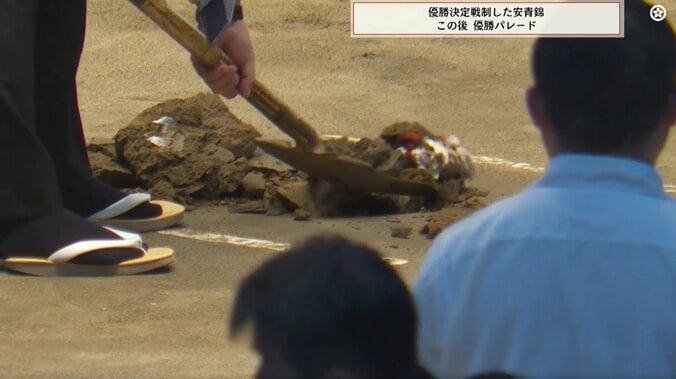 「え、土俵に穴が…」「何か出てきた」大相撲、千秋楽の最後にファン驚きの光景「初めて見た」 3枚目
