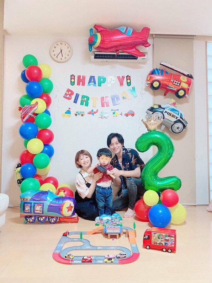 梅田賢三、2歳を迎えた息子の成長ぶりを明かす「魔の二歳なんて言われてますが」 1枚目