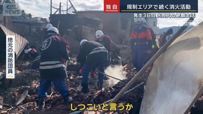 がれきを手作業で掘り起こす様子