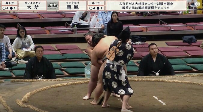 「動くな!」熱戦の最中に行司が取組を中断 あわやのハプニングに約40秒“待った”…声荒げ、緊張走る一幕も 4枚目