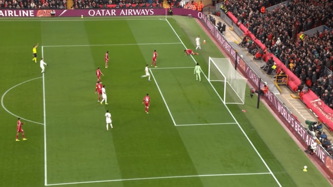 「1人で2人を抑えるのエグすぎる」遠藤航の“神ディフェンス”に騒然！「それ追いつくのヤバい」「よく一人で頑張った」緊急出場の右SBでピンチ阻止 4枚目