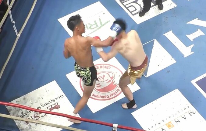 右フックでテンプルを撃ち抜く