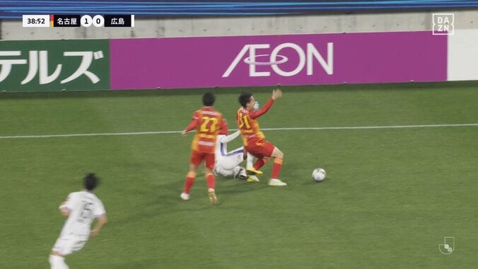 「ノーカード？」ユニフォームを引っ張り倒してもイエローにならず…微妙ジャッジにファン疑問「2枚目で退場では」 4枚目