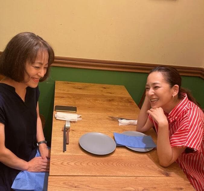  穴井夕子、食事をご馳走してもらった姉との2ショットを公開「そっくり」「とってもお綺麗な姉妹」の声  1枚目