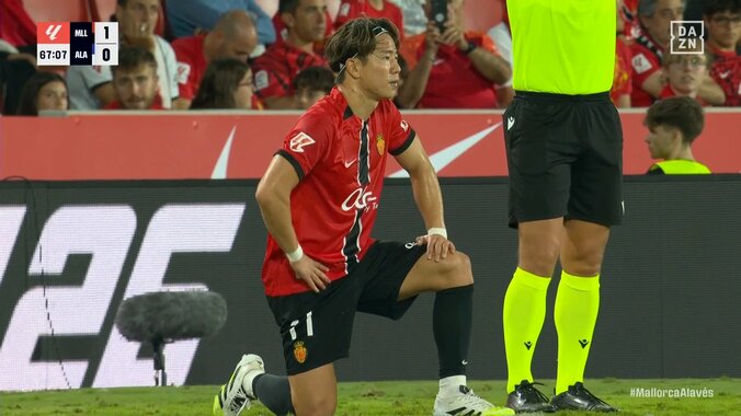 一体何が起きた？浅野拓磨にトラブル発生…サイドチェンジキック後、ピッチに座り込み交代要求 3枚目