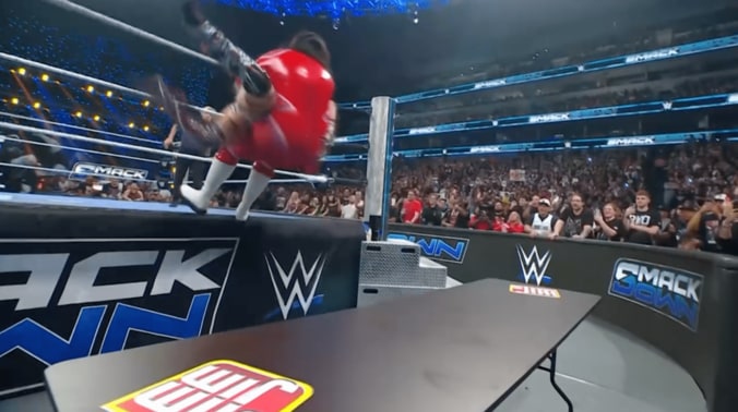 【映像】「女子の試合とは思えない」場外で起きた壮絶すぎる“破壊劇”