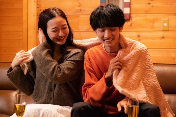 女優・浦まゆに癒し系年下男子が密着ブランケット…「近い」「恥ずかしい」『私の年下王子さま』第1話 4枚目