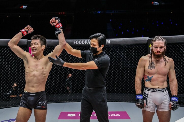 「世界の青木」「マジで凄い」ファン熱狂 青木真也、最強の刺客を締め落とし絶叫…涙も