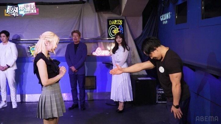 「弄ばれたい」BreakingDown史上No.1美女、太ももあらわな大胆ミニスカ姿で合コン登場! 男性陣が釘付けに