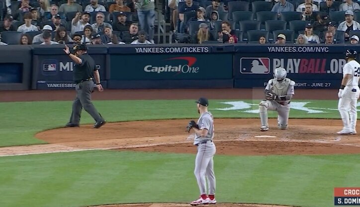 【写真・画像】一体、何が起きた…？ 投球練習後に想定外のアクシデント…“予期せぬ悲劇”「危ねえ！」「大丈夫かよ…」マ軍投手の頭部に捕手の送球が直撃　1枚目