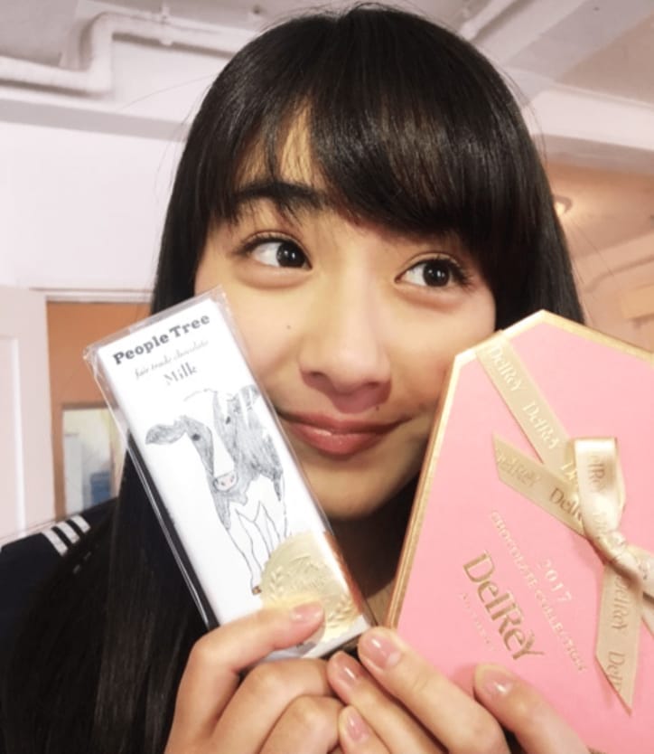 平祐奈、制服姿を披露 頰にニキビも「本当に美しい」と評判