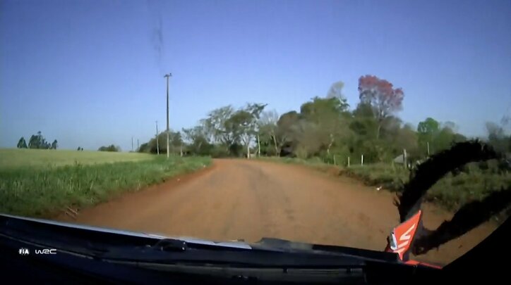 【写真・画像】世界ラリーで「空飛ぶタイヤ」 史上初の“赤土極悪路”が牙を向く驚きの光景に「農道パナい」ファン衝撃　1枚目