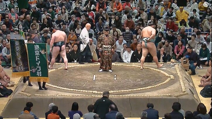 【写真・画像】ものスゴい存在感…！ ベテラン人気タレントが大相撲溜まり席に降臨 元気にリアクションする姿に「目がいっちゃう」「テレビと一緒w」　1枚目