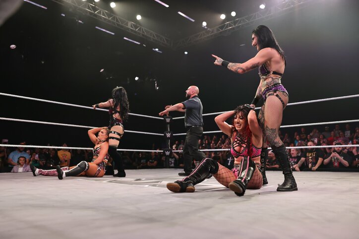 【映像】美女レスラー、2人揃って“お尻で餅つき”を披露