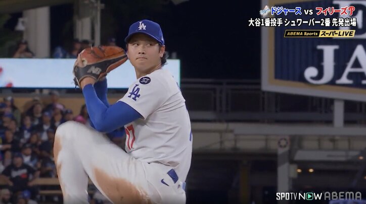 【写真・画像】大谷翔平、衝撃49号でMVPトリオ“揃い踏み” ベッツとハイタッチ、フリーマンがお辞儀…共演する3人に「圧巻」「最強トリオだな」　1枚目