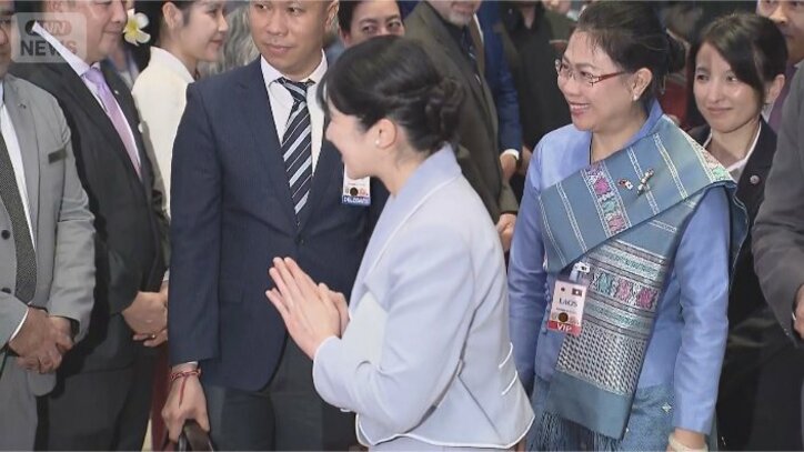 愛子さまは、現地で「ノップ」と呼ばれる両手を合わすしぐさで感謝の意を伝えられました。