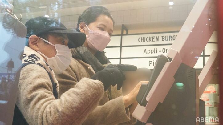 ノリノリで腕を絡めてくる黒谷友香に揺れるナイナイ岡村…「20年前にグイグイいってたら…」