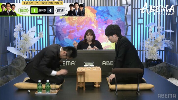 稲葉陽八段（左）と藤本渚六段