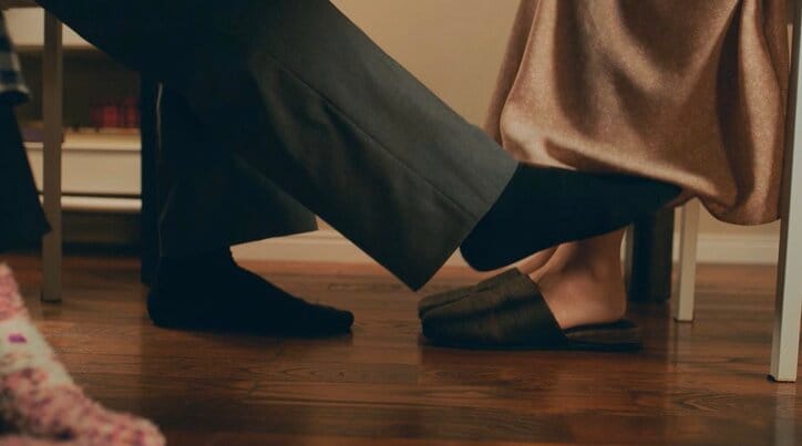 愛人と家族で食事会…テーブルの下で生足をスリスリ 不倫夫の驚愕行動『泥濘の食卓』