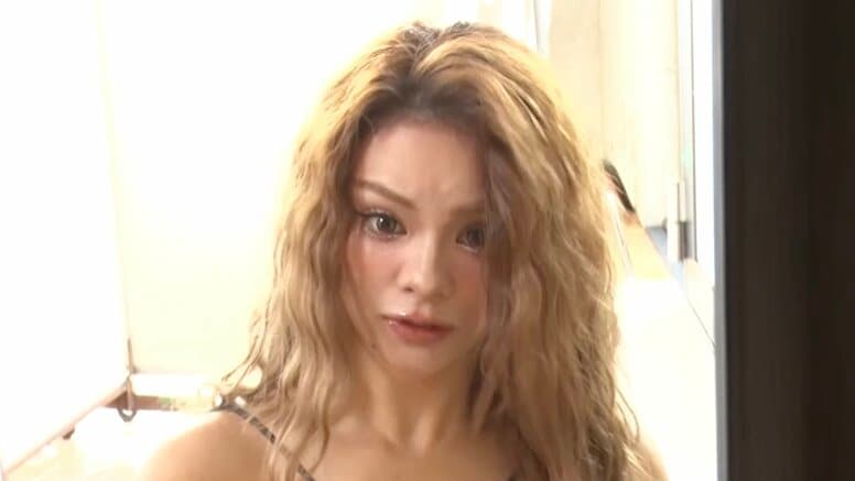 “ギャル界No.1の最強ボディ” 24歳シンママモデルが水着で全身パイまみれに「これ何ですか！」