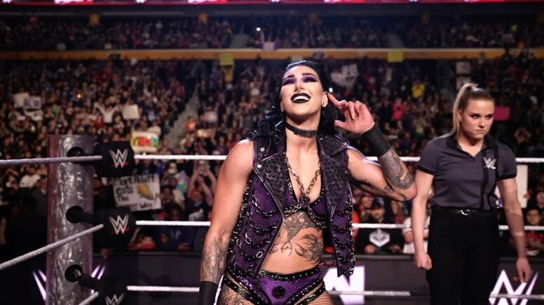 マジかよ！ “最狂”女子レスラーの「裏の顔」にファンツッコミ…“童顔美人”な素顔のまま夫を「軽々リフト」の衝撃写真が話題