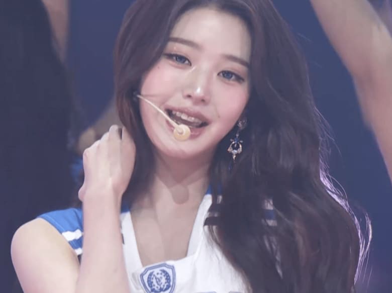 「脚、どんだけ長いの？」IVE、白のハイソックスを履いたチアガール風衣装でキュートさ爆発！圧倒的なビジュアルとパフォーマンスでファンを魅了