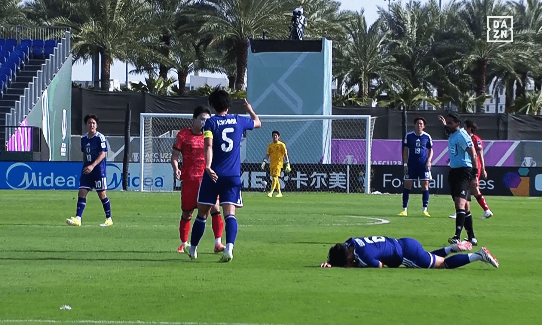 主審はまさかのノーカード判定