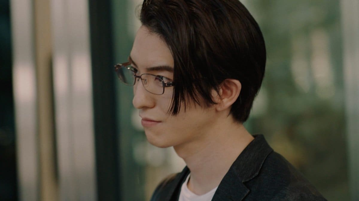 前田公輝の知的メガネ&スーツ姿にファン悶絶「美しさに息が止まりそう