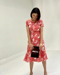 橋本マナミ、華やかな赤のワンピース姿を披露し「似合い過ぎですね」「赤いワンピかわいいです～」の声