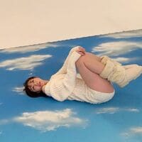 「セクシー過ぎる」「めちゃくちゃ色っぽい」須田亜香里、太ももあらわな“あざとニット”な姿に反響