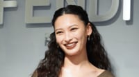 大政絢 “胸元ぱっくり”大胆セクシードレス姿にファン「王女様みたい」