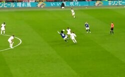 「世界レベルだ」上田綺世の“曲芸トラップ＆ターン”に衝撃！「前向けんのえぐい」神業ポストプレーでイングランド2人を翻弄