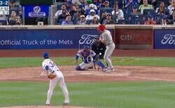 ウソでしょ？ 千賀滉大の投球で“まさかの光景”「なんだこれw」「痛そうだな」相手打者と捕手に“想定外のハプニング”「珍プレー行き」