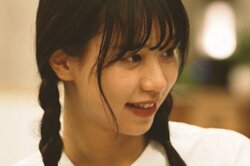 20歳新人セクシー女優、美脚あらわなミニ丈部屋着で若手イケメン社長と2人きりに「同じ気持ちだったらいいな」