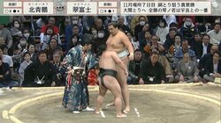 「レアだな」「水入りキター」30センチ身長差対決、白熱の大相撲で先に動いたのは行司「すげぇの見られた」「8年半ぶりだって！」珍事に館内騒然