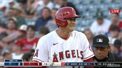 「あれはないよなー」大谷翔平が受けたまさかのストライク判定に相手選手も同情？塁上で顔を見合わせ苦笑い