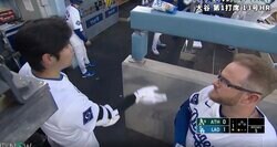 大谷翔平、ベンチでの“熱血アドバイス姿”が話題に「大谷先生w」 “悩める大砲”に指導→ホームランで即結果「いきなり打ってるやんw」「名コーチすぎる」
