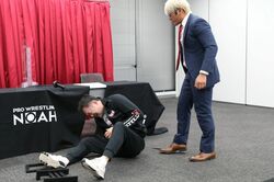 「ナメてんのか！」桜庭和志のマイペースコメントに怒りの拳王、調印式でまさかのフットスタンプ