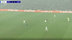 「エグいって！」日本代表DF鈴木淳之介、“強烈タックル”炸裂→相手選手を軽く吹っ飛ばす「すげえw」“神ディフェンス”にスタジアム大歓声