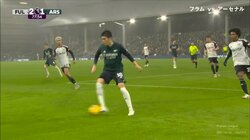 「今のはうまい！」冨安健洋、誰も予想できないノールックパスにスタジアム騒然　ゴールに背を向け意表を突いたプレーでファンを沸かせた瞬間